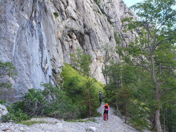 Inštruktorji si ogledujejo smeri ob vznožju melišča